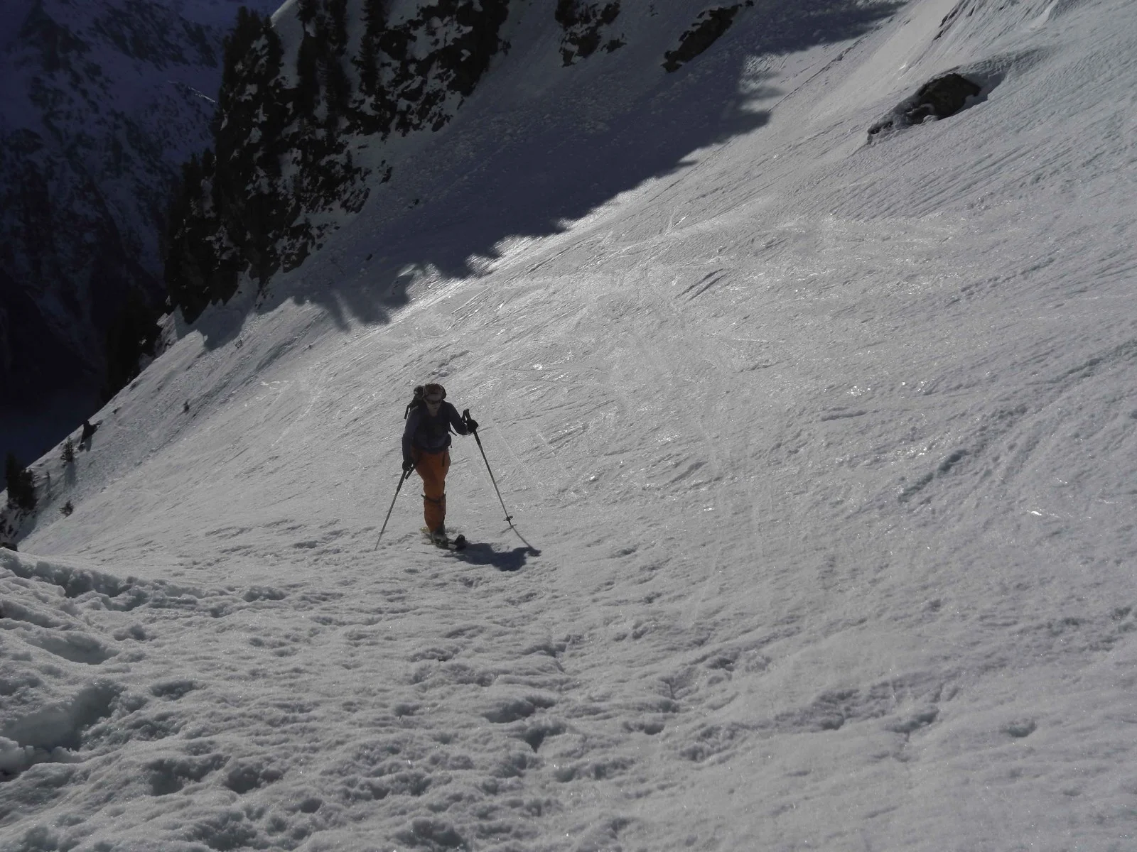 Breche de roche fendue